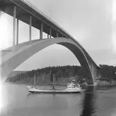 Fartyget Niedersachsen vid Sandöbron

