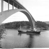 Fartyget Thiessow vid Sandöbron

