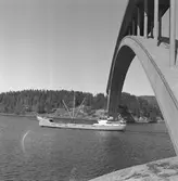 Fartyget Toni vid Sandöbron

