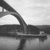 Fartyget Boy Mathiesen vid Sandöbron

