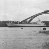 Fartyget Boreland vid Sandöbron

