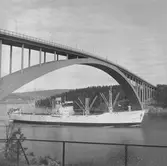 Fartyget Browind vid Sandöbron

