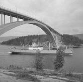 Fartyget Carl Gorthon vid Sandöbron

