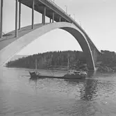 Fartyget Carpe Diem vid Sandöbron

