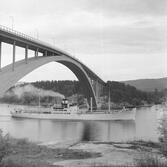 Fartyget Froste vid Sandöbron

