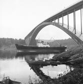 Fartyget Gertrud Bratt vid Sandöbron

