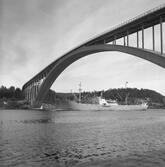 Fartyget Gudrun vid Sandöbron

