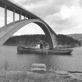 Fartyget Hedda vid Sandöbron