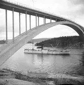 Fartyget Hera vid Sandöbron

