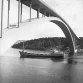 Fartyget Herma Martens vid Sandöbron

