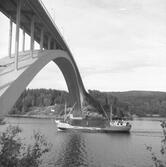 Fartyget Hunzeborg vid Sandöbron

