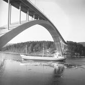 Fartyget Klaus Block vid Sandöbron

