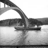 Fartyget Leopard vid Sandöbron
