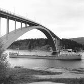 Fartyget Lindö vid Sandöbron

