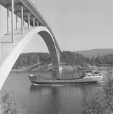 Fartyget Oldenburg vid Sandöbron
