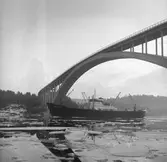 Fartyget Reine Astrid vid Sandöbron

