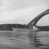 Fartyget Sleipner vid Sandöbron


