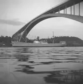 Fartyget Sonja vid Sandöbron

