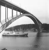 Fartyget Tento vid Sandöbron

