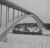 Fartyget Vestfjord vid Sandöbron