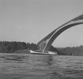 Fartyget Zeemeun vid Sandöbron