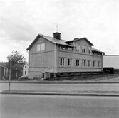 Bostadshus. Huset ligger kvar på Hovsgatan. Svenssons fiskaffär låg i undervåningen på husets baksida ner mot Östanbäcken