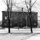 Domkapitelhuset. Uppfördes 1844 som gymnastik- och sånghus för Härnösands gymnasium efter ritningar av arkitekt C.G. Blom-Carlsson. År 1973 flyttades byggnaden från kvarteret Rådhuset vid Nybrogatan till Nygatan 14.Byggnaden restaurerades då exteriört efter originalritningar.