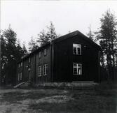 Hembygdsgården i Grönnäs, söder om Moälven, 3 kilometer från Själevads kyrka. 1944 invigdes hembygdsgården med högtidstal av författaren Albert Viksten.