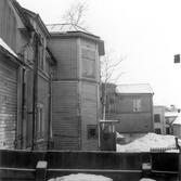 Foto mot SV från gården på tomt 5-6. Byggnaden riven 1959.