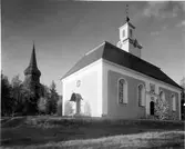 Borgsjö Kyrka. Byggmästare Daniel Hagman. Läktare och bänkinredning av Olof Hillgren och målning av mästaren Paul Hallberg från Hudiksvall .Predikstol och altaruppsats av Johan Edler från Lockne i Jämtland. Orgelfasad 1771. Både exteriör och interiör välbevarad rokokostil. Klockstapel från 1782 av Pål Persson i Stugun. Kyrkan invigdes 1772.