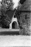 Murbergskyrkan. Området runt kyrkan avgränsas från den övriga museimiljön av en bogårdsmur. (Bogård, gammalt ord för kyrkogård.) Muren som är av gråsten kopierades från Trönö medeltidskyrka i Hälsingland.