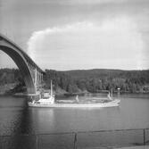 Fartyget Bore IV vid Sandöbron

