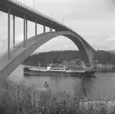 Fartyget Cara vid Sandöbron

