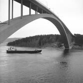 Fartyget Christa vid Sandöbron

