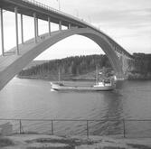 Fartyget Eemsborg vid Sandöbron

