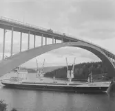 Fartyget Finnpine vid Sandöbron

