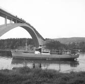 Fartyget Helios vid Sandöbron

