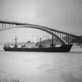 Fartyget Luise Leonhardt vid Sandöbron

