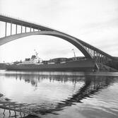 Fartyget Montevideo vid Sandöbron

