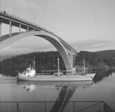 Fartyget Peter Wessels vid Sandöbron