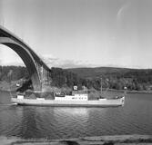 Fartyget Ring vid Sandöbron

