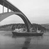 Fartyget Stine Dancoast vid Sandöbron

