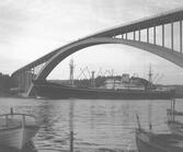 Fartyget Sumbawa vid Sandöbron

