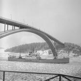 Fartyget Ternefjell vid Sandöbron

