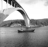 Fartyget Utskär vid Sandöbron

