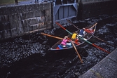 Roddbåt på väg ut ur slussen, 1995