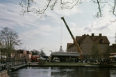 Lyfter båt med kran, 1982