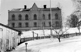 Frikyrka. Uppförd 1889 för Härnösands friförsamling, förvärvd år 1913 av den samma år bildade Metodistförsamlingen, vilken börjat sin verksamhet 1910.