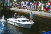Motorbåt i slussen, 1989