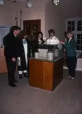 Besökare visas runt på utställning på turistbyrån på Örebro slott, 1989